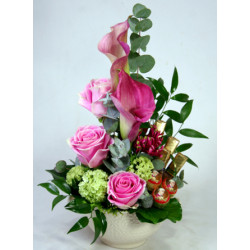 Sweet roses - flower bowl with chocolates