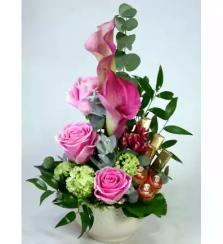  Sweet roses - flower bowl with chocolates