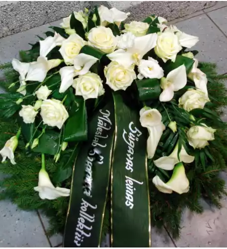 Wreath with white flowers: Calla and Roses