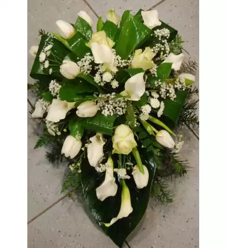 Funeral arrangement of white callas and tulle Funeral arrangement of white callas and tulle