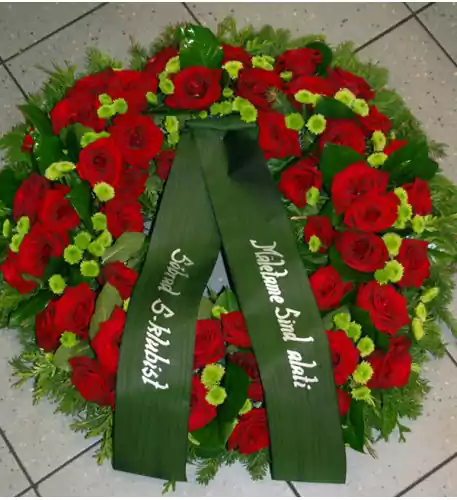 Wreath with red roses