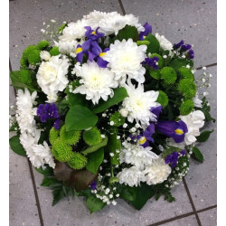 Round-shaped arrangement: Irises, green and white chrysanthemums