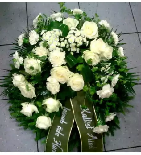 Smaller-sized wreath with white roses and carnations