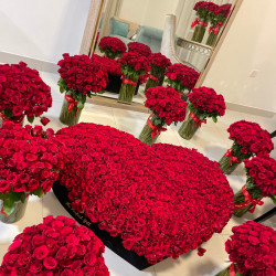 2000 Luxury Red Roses